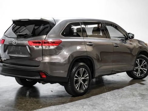 Used 2018 Toyota Highlander LE image 10