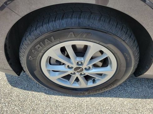 Used 2024 Kia Carnival LX FWD image 7