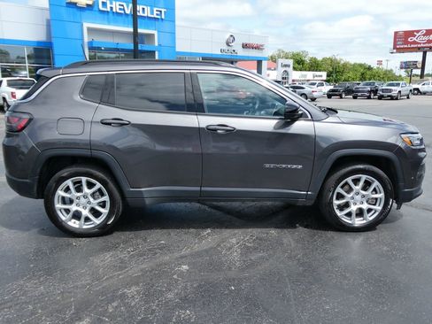 Used 2023 Jeep Compass Latitude w/ Sun and Sound Group AWD/4WD image 4