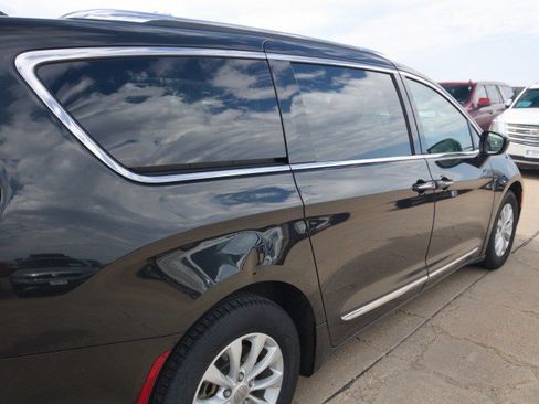 Used 2019 Chrysler Pacifica Touring-L FWD image 9