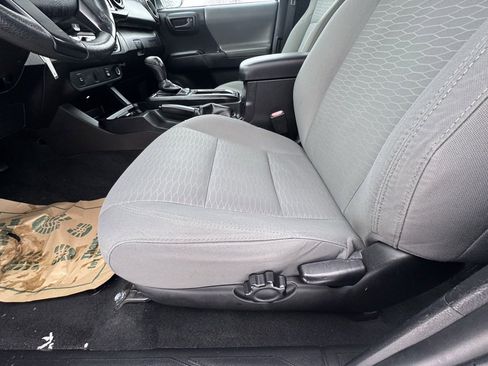 Used 2016 Toyota Tacoma SR image 19