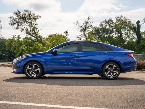 Used 2023 Hyundai Elantra SEL w/ Convenience Package FWD image 4