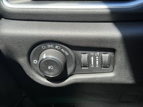 Used 2020 Chrysler Pacifica Limited w/ Advanced Safetytec Group FWD image 21