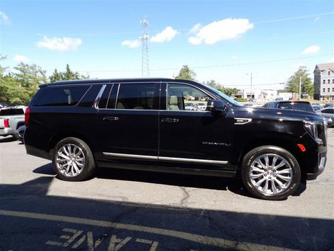 Used 2021 GMC Yukon XL Denali w/ Denali Premium Package image 9