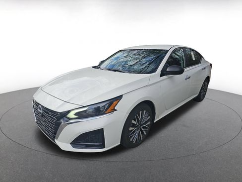 Used 2025 Nissan Altima 2.5 SV image 3