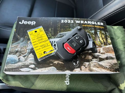 Used 2022 Jeep Wrangler Unlimited Sahara w/ LED Lighting Group AWD/4WD image 31