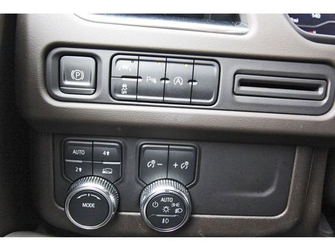 Used 2023 GMC Yukon XL SLT image 19