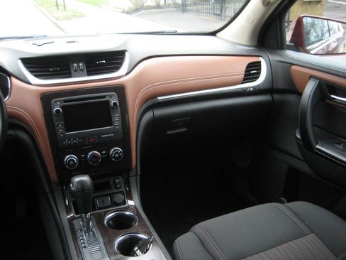 Used 2016 Chevrolet Traverse LT w/ Style and Technology Package AWD/4WD image 19