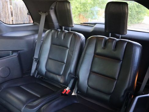 Used 2014 Ford Explorer XLT w/ Equipment Group 202A AWD/4WD image 21