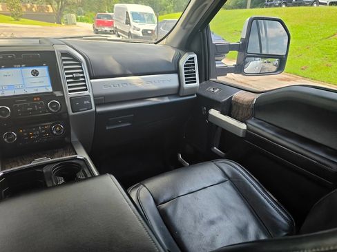 Used 2017 Ford F250 Lariat w/ Lariat Value Package AWD/4WD image 19
