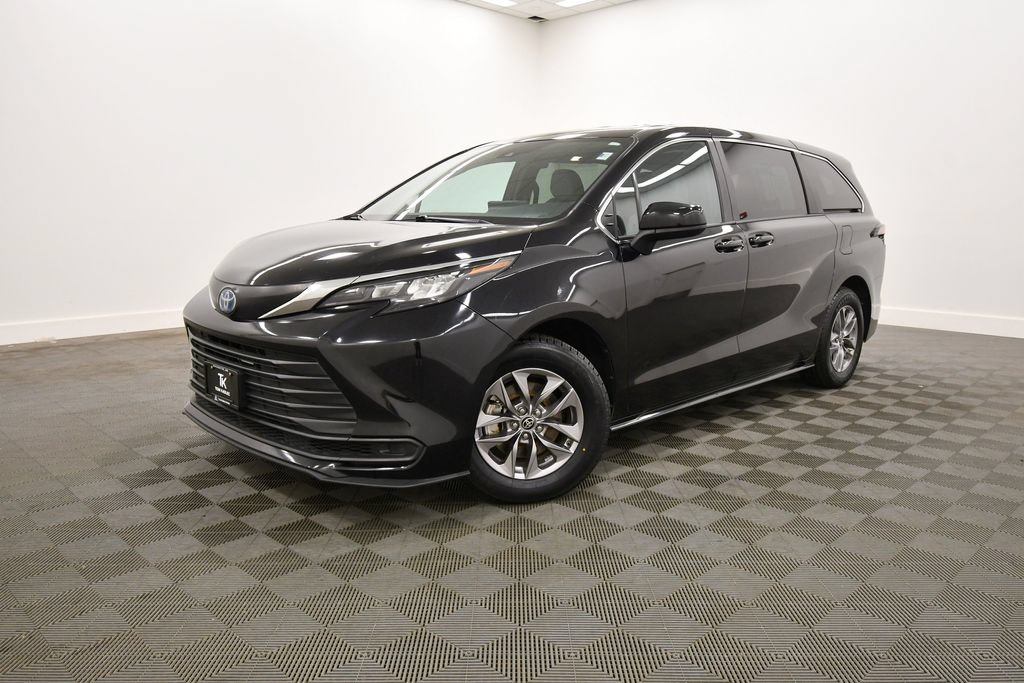 Used 2025 Toyota Sienna LE FWD image 2