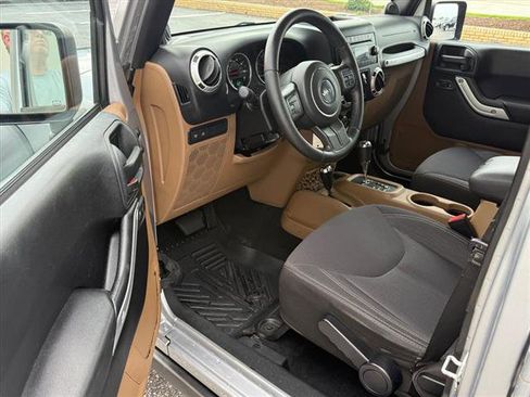 Used 2014 Jeep Wrangler Unlimited Rubicon w/ Max Tow Package AWD/4WD image 9