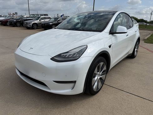 Used 2021 Tesla Model Y Long Range AWD/4WD image 1
