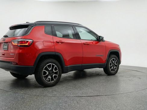 Used 2025 Jeep Compass Trailhawk image 9