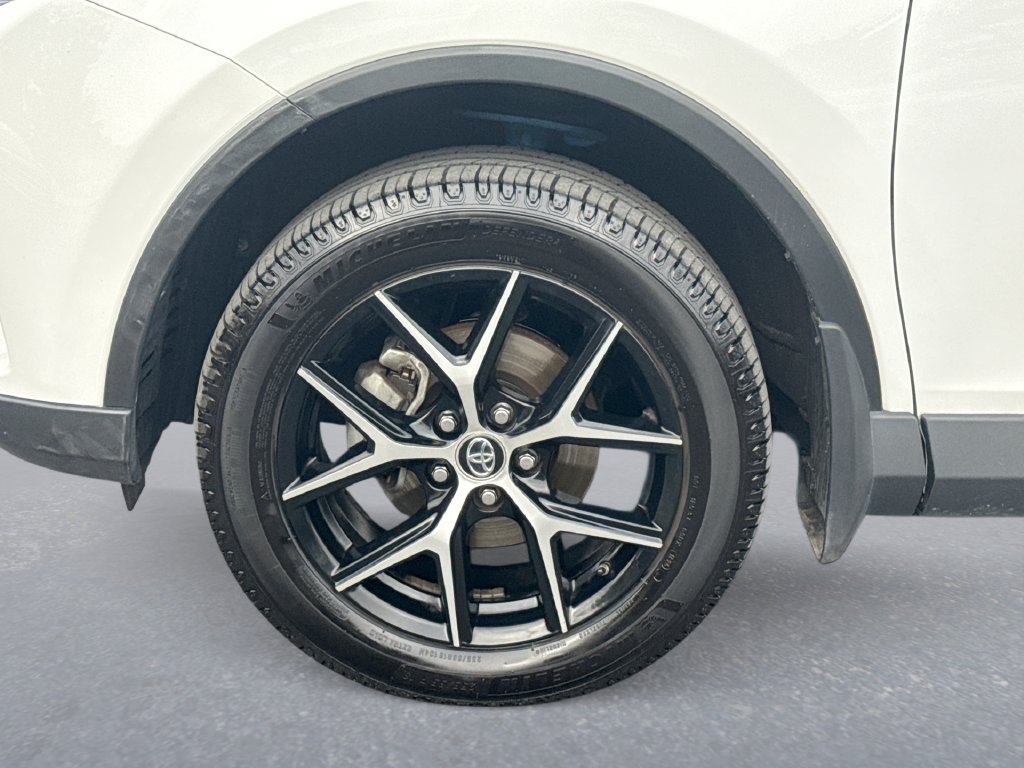 Used 2018 Toyota RAV4 SE w/ Advanced Technology Package AWD/4WD image 19