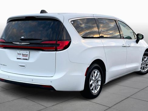 Used 2023 Chrysler Pacifica Touring-L image 12
