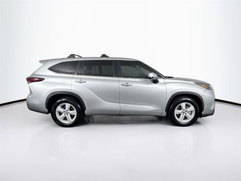 Used 2024 Toyota Highlander LE image 5