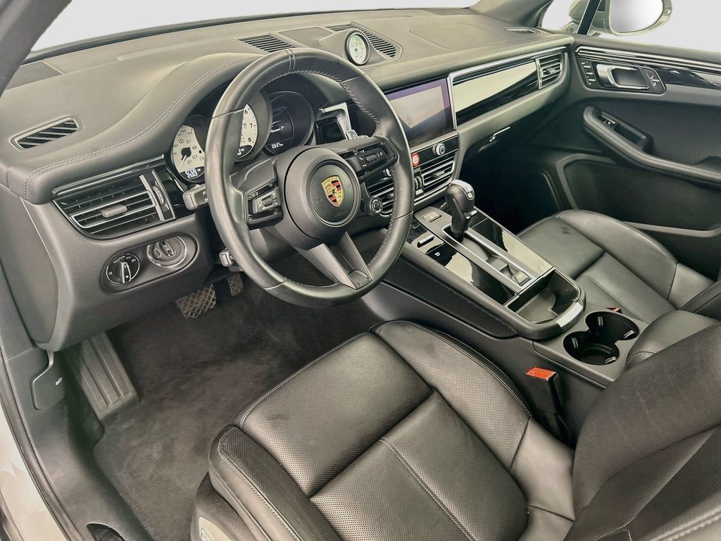 Certified 2025 Porsche Macan Turbo AWD/4WD image 4