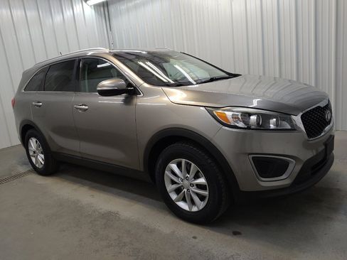 Used 2016 Kia Sorento FWD image 11