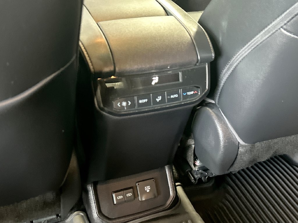 Used 2023 Toyota Highlander Limited FWD image 31