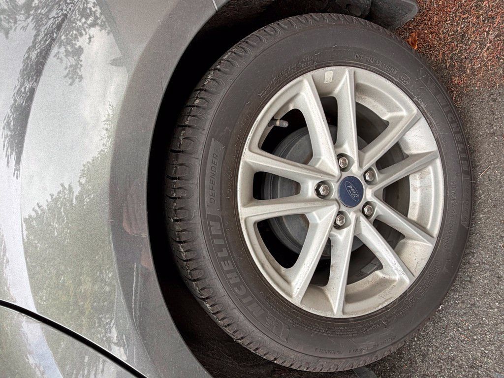 Used 2016 Ford Focus SE w/ SE Cold Weather Package FWD image 13