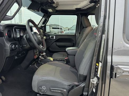 Used 2024 Jeep Gladiator Rubicon w/ Technology Group image 22