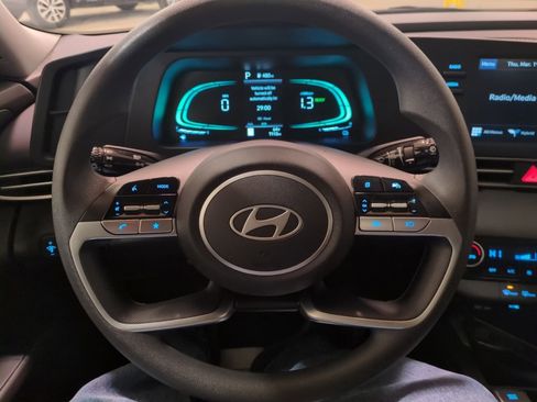 Used 2025 Hyundai Elantra Blue image 18