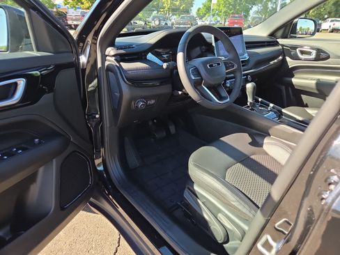 Used 2025 Jeep Compass Latitude w/ Altitude Special Edition AWD/4WD image 10