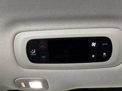 Used 2024 Chrysler Pacifica Limited FWD image 38