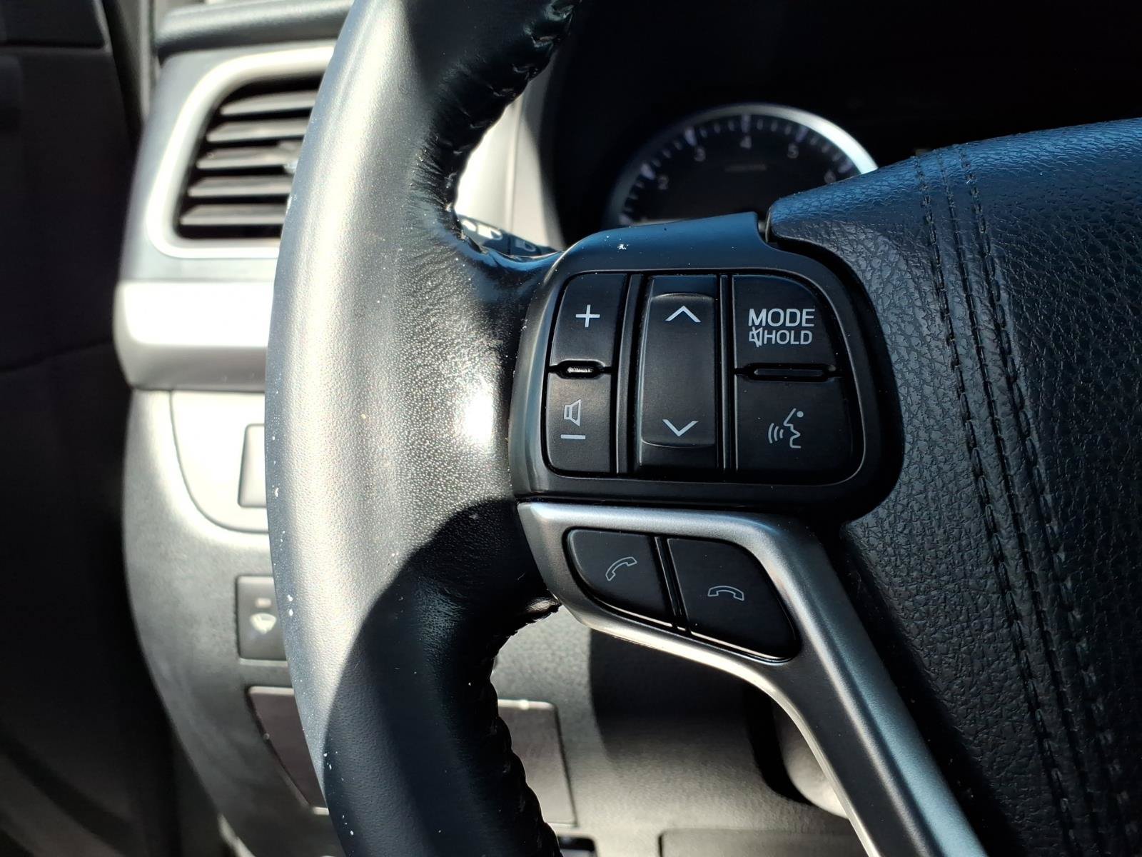 Used 2017 Toyota Highlander SE AWD/4WD image 23