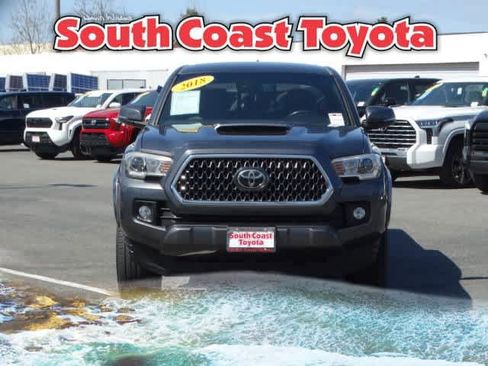 Used 2018 Toyota Tacoma TRD Sport image 3