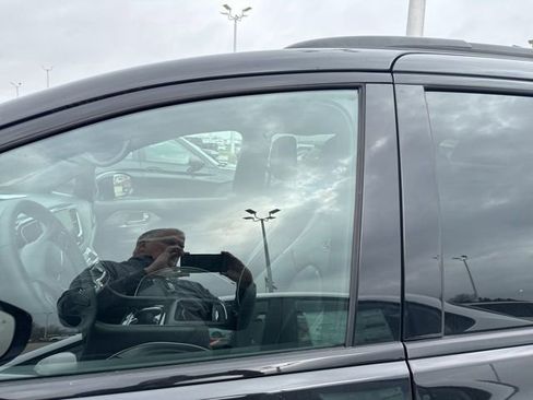 Used 2025 Chrysler Pacifica Limited image 40