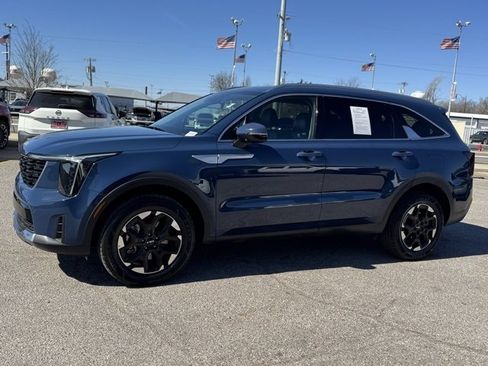 Used 2024 Kia Sorento S image 3