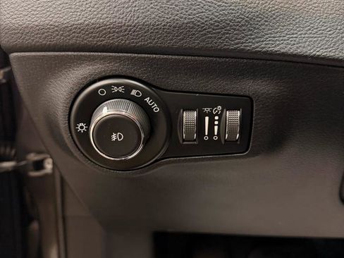 Used 2018 Jeep Compass Latitude w/ Cold Weather Group AWD/4WD image 18