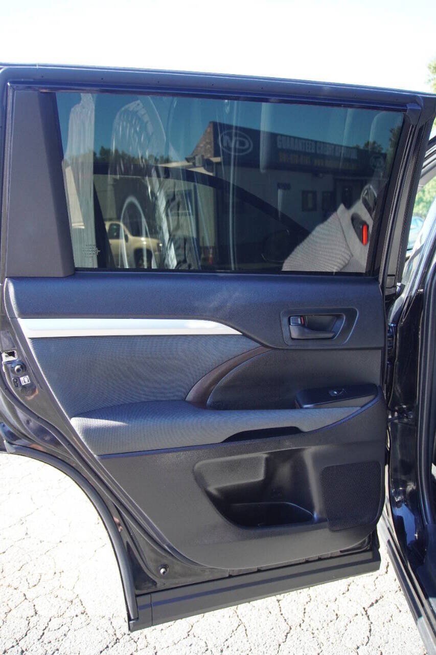 Used 2019 Toyota Highlander LE AWD/4WD image 12