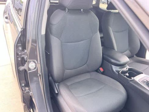 Used 2021 Toyota RAV4 LE AWD/4WD image 12