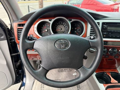 Used 2004 Toyota 4Runner SR5 AWD/4WD image 32