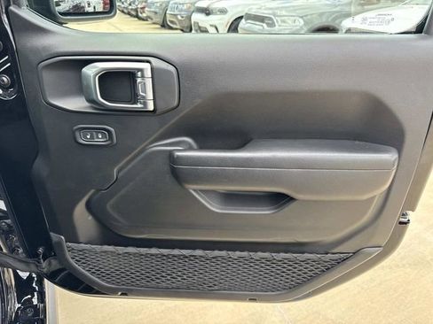 Used 2025 Jeep Wrangler Unlimited Rubicon image 17