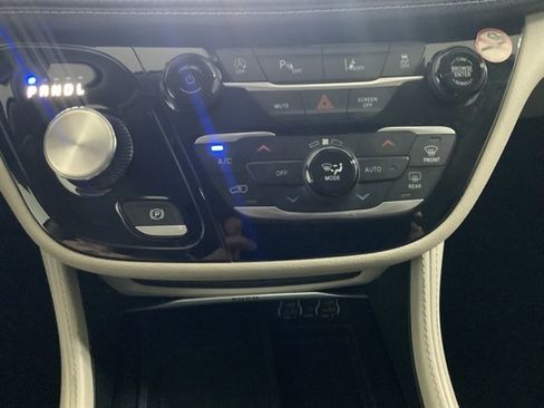 Used 2023 Chrysler Pacifica Limited image 38