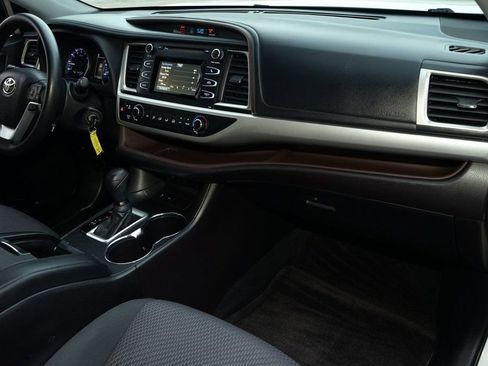 Used 2019 Toyota Highlander LE image 5