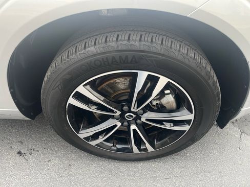 Used 2020 Volvo XC60 T6 Momentum image 13