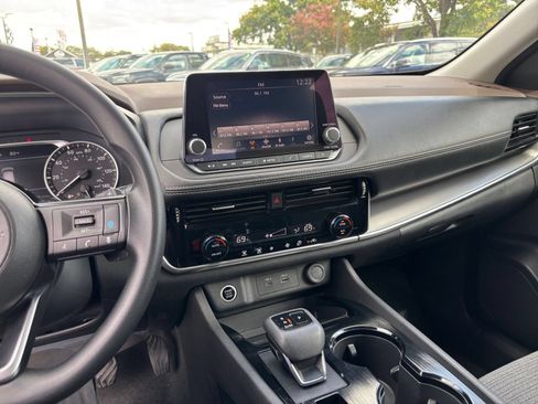 Used 2022 Nissan Rogue SV FWD image 16