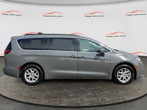 Used 2022 Chrysler Pacifica Touring-L FWD image 6