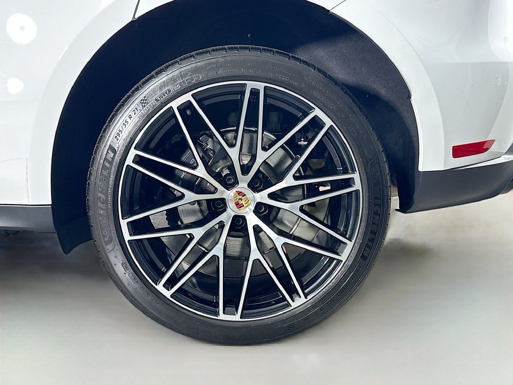 Certified 2025 Porsche Macan AWD/4WD image 33