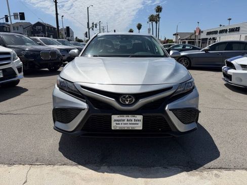 Used 2021 Toyota Camry SE FWD image 3