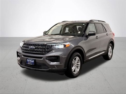 Used 2022 Ford Explorer XLT image 2