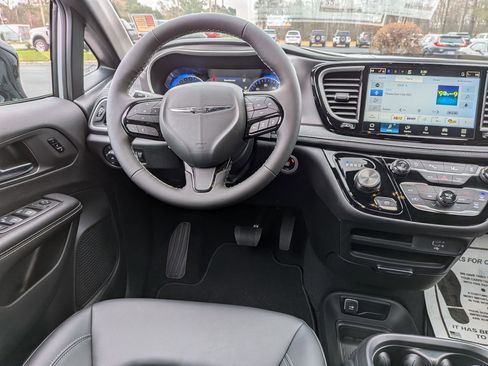 New 2026 Chrysler Pacifica Select image 24