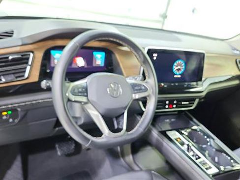 Used 2025 Volkswagen Atlas SE FWD image 19
