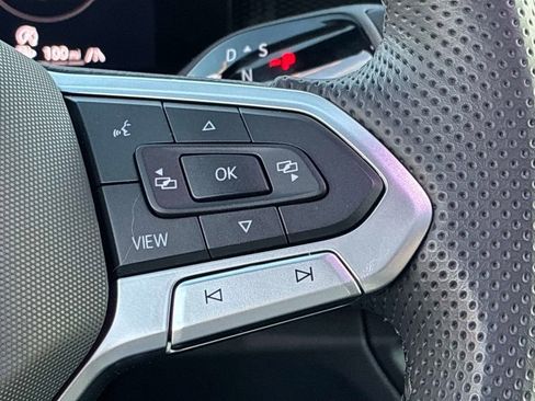 Used 2025 Volkswagen Tiguan SE R-Line image 28