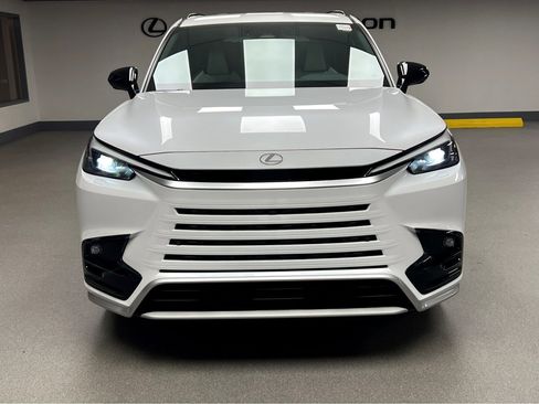 New 2026 Lexus TX 500h AWD image 2